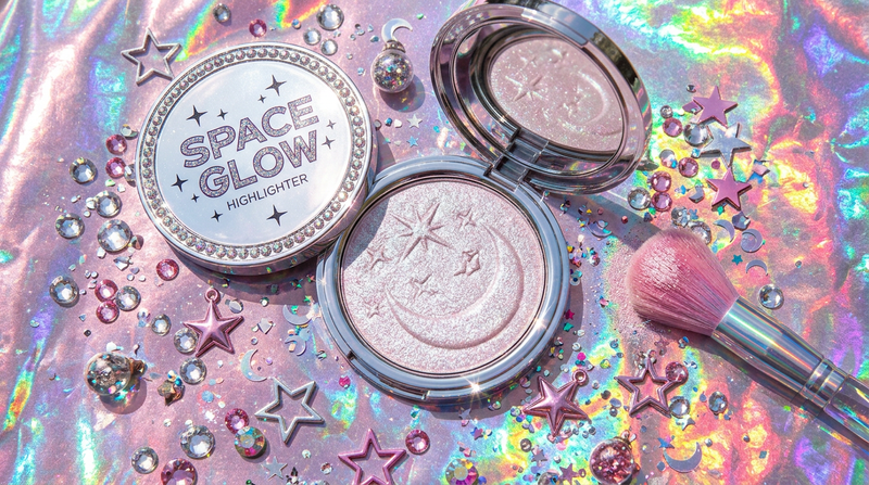 Space Glow Highlighter powder compact flat lay on holographic silver-pink foil background, Y2K maximalist beauty